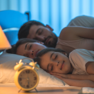 Copilul doarme doar cu tine: cum îl muți în patul lui fără traumă, fără lupte seară de seară și fără treziri din oră în oră