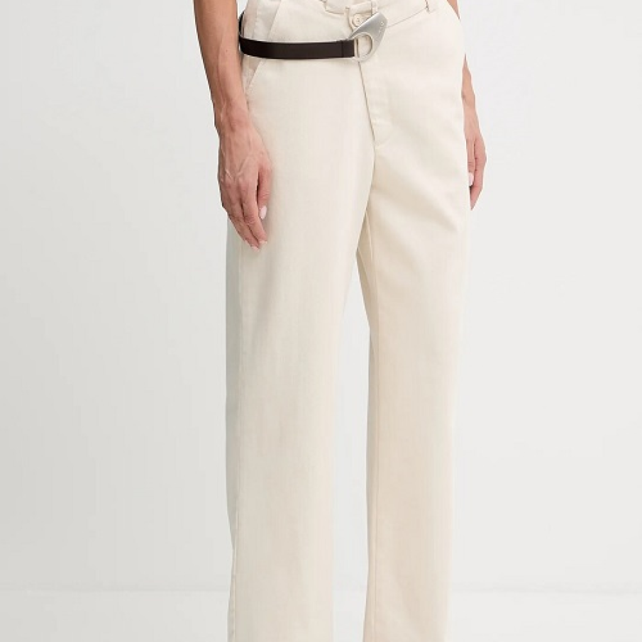 Pantalonii în tendințe în vara 2025 sunt cei care atrag atenția asupra taliei și o structurează cu stil