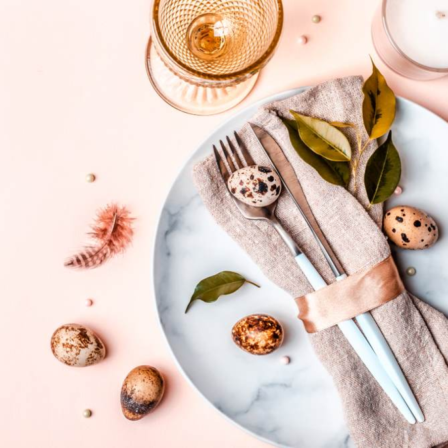 Farfurie decorata cu oua de prepelita si frunze de dafin