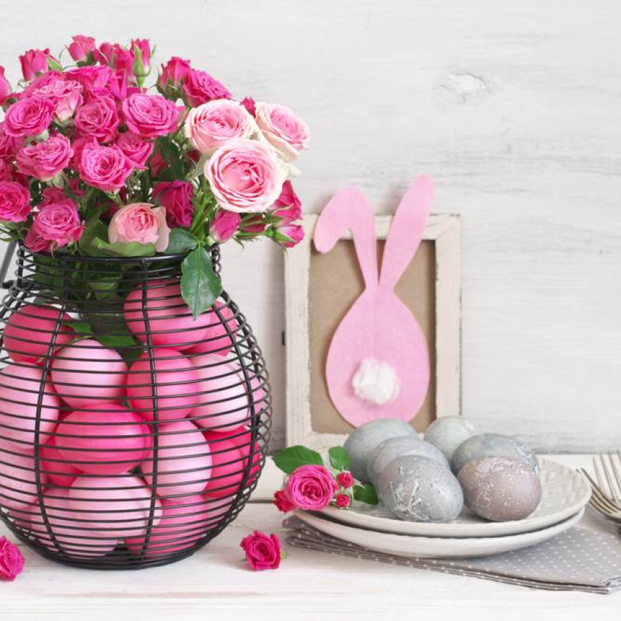 Vaza transparenta cu trandafiri si oua in diverse nuante de roz 