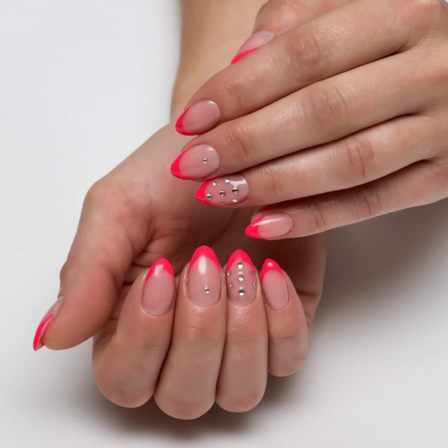 Modele de manichiură french cu accente luxoase și prețioase, în tendințe în 2025