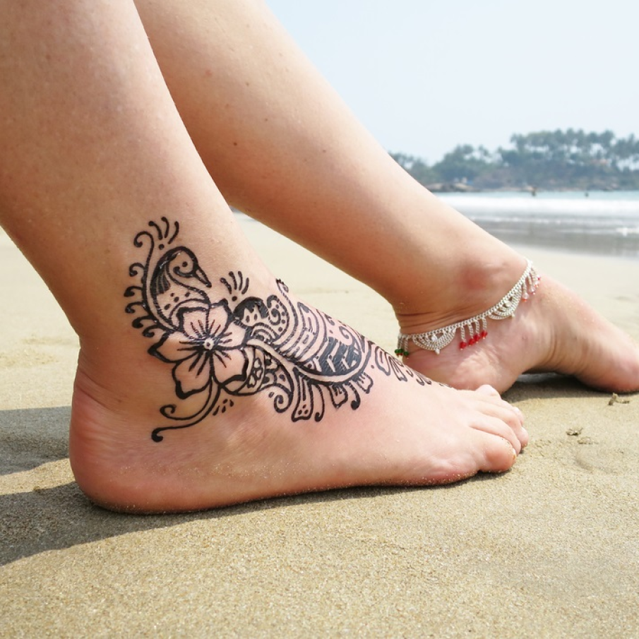 Tatuaj vegetal la nivelul gleznei 