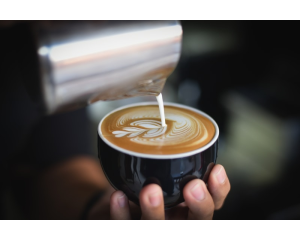 Cu o cafea fierbinte.