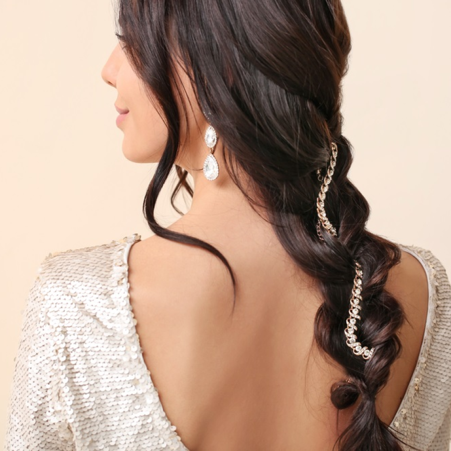 Se poartă din ce în ce mai mult șirurile de bijuterii împletite în par 