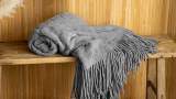 Pătură gri din colecția Answear Lab confecționată din material textil, cu ciucuri ampli decorativi 