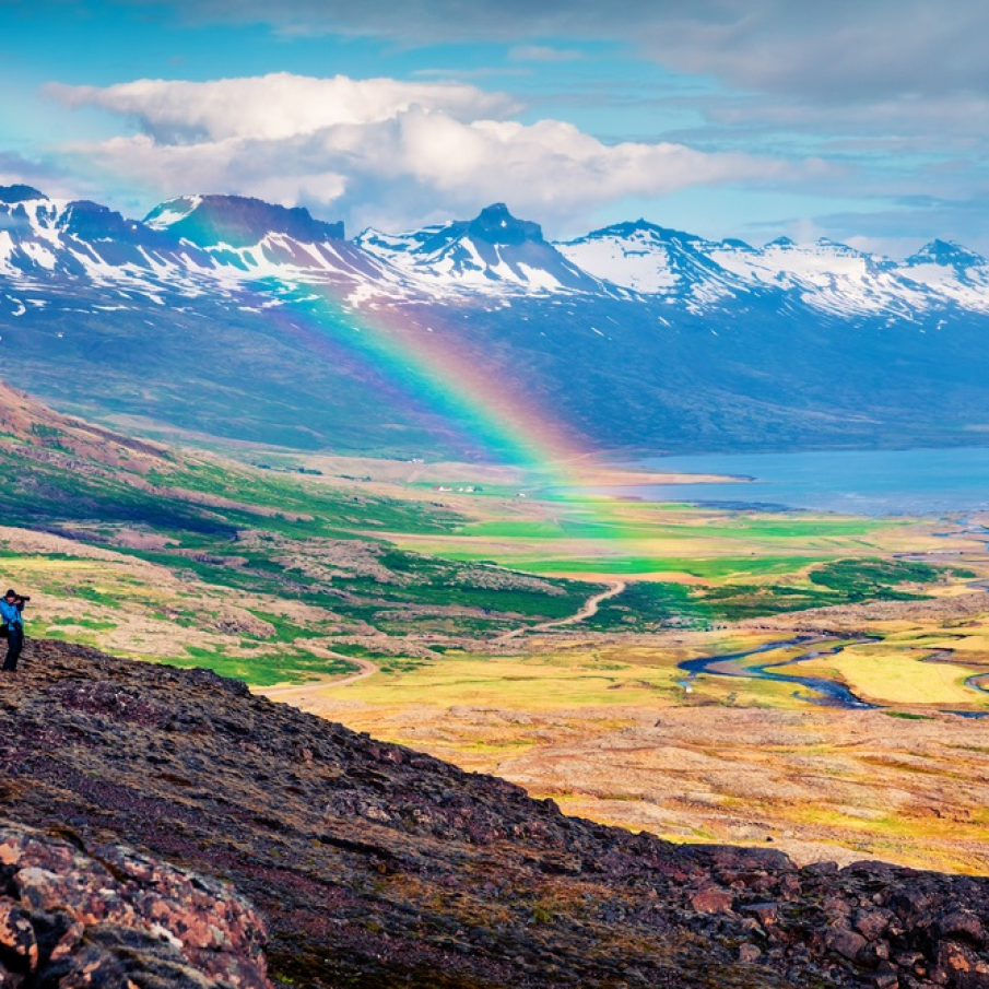 Dimineață de vară și un curcubeu maiestuos înfrumusețând munții Islandei (nu că ar avea nevoie, dar uneori natura iubește superlativele)...