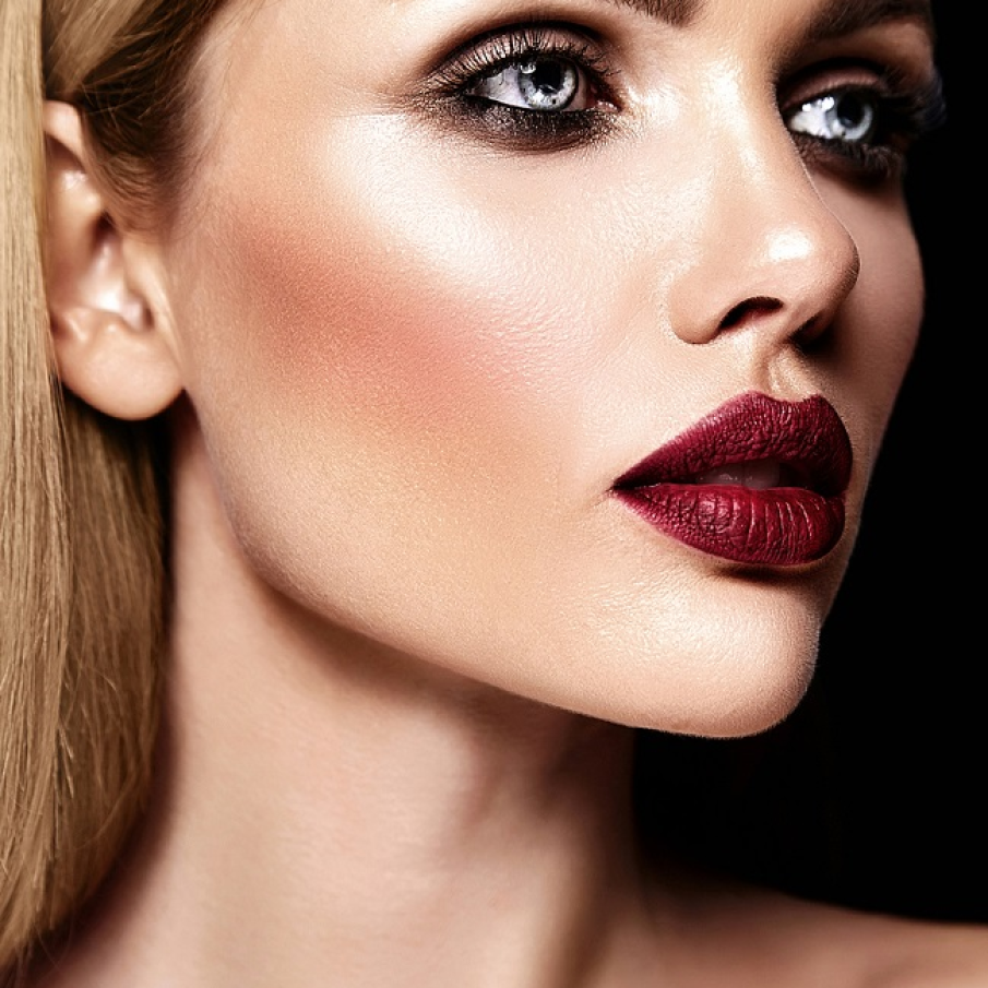 Rujul visiniu si pleoapele inferioare puse in evidenta de fard negru