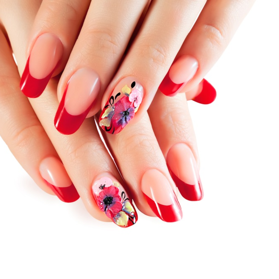 Manichiură roșu aprins cu flori pictate și aplicate pe unghia inelarului 