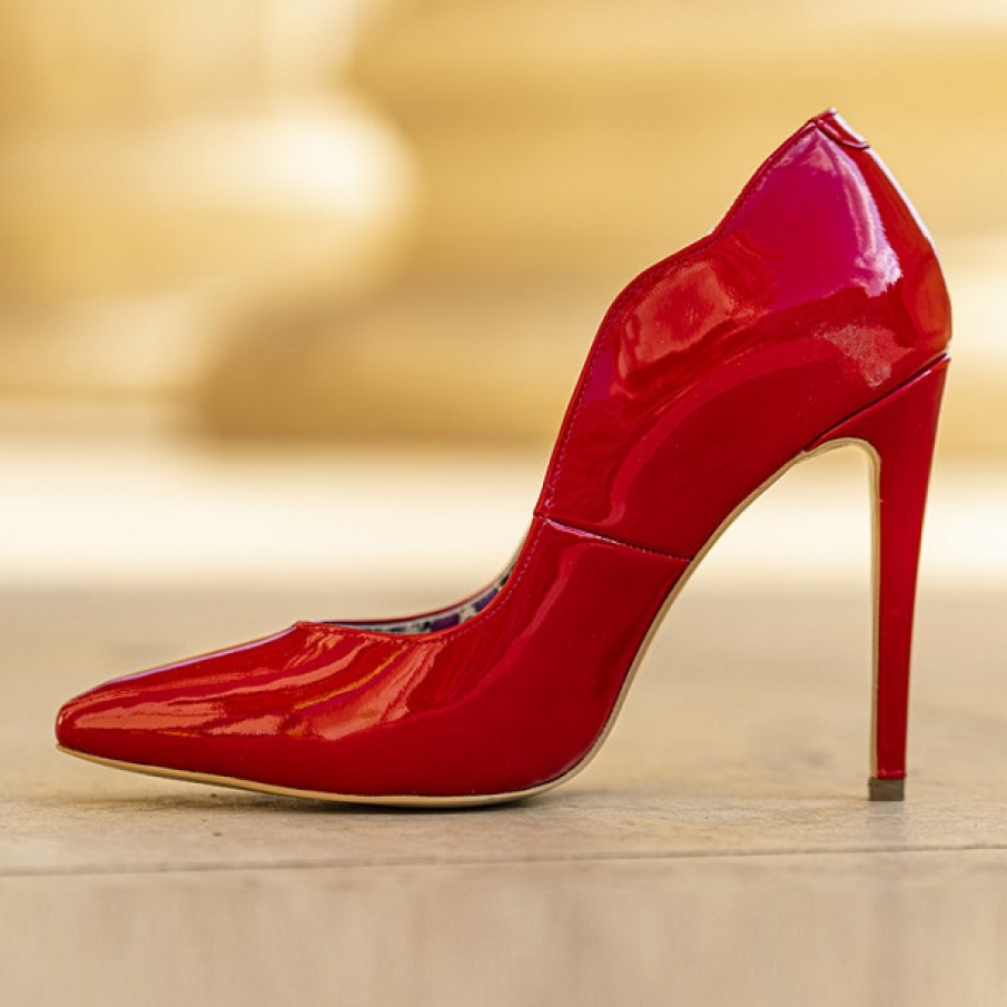 Pantofi roșii lăcuiți Marilyn, cu margini vălurite, purtând semnătura CONDUR by Alexandru