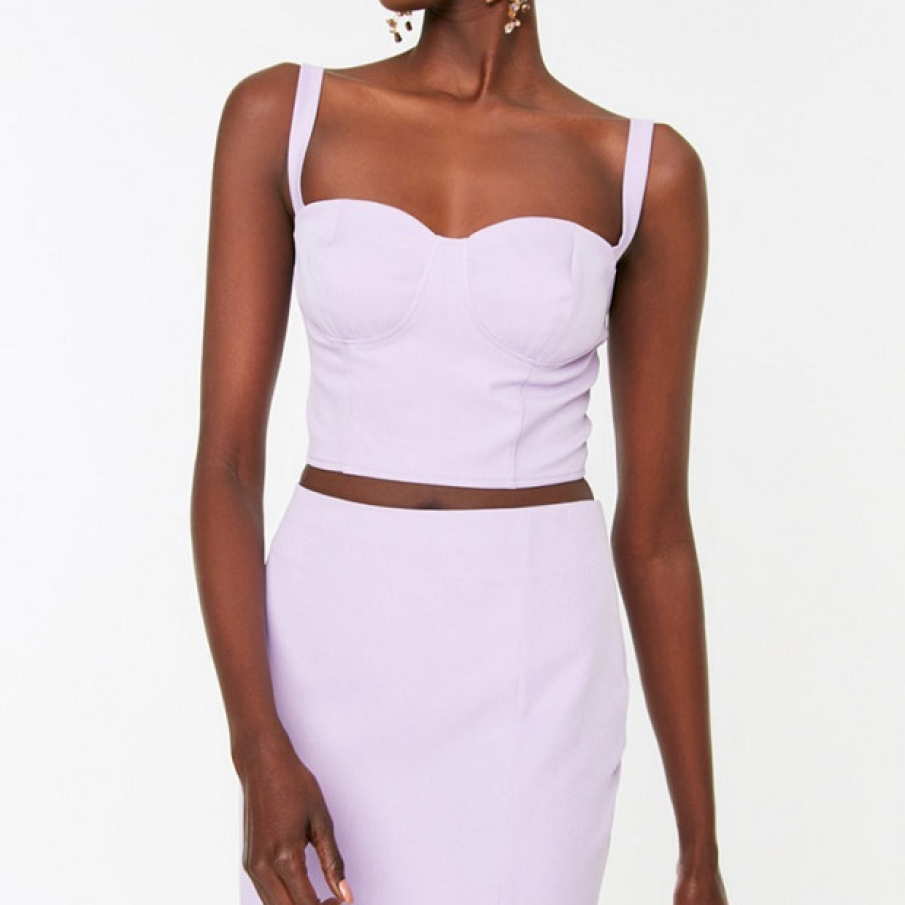 Set elegant și deosebit format din fustă mini și top scurt, cu bretele groase, într-o superbă nuanță de lila. 