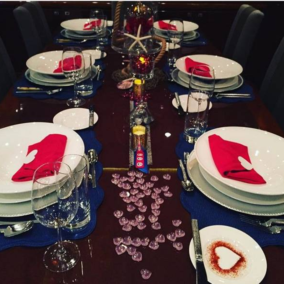 Decor de Ziua Indragostitilor: Plic cu mesaj romantic in farfurii si margele inimioare ca decor