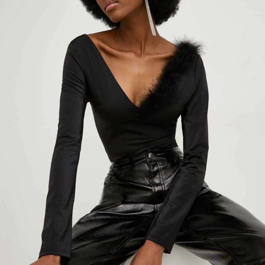 Body din colecția Answear Lab confecționat din material flexibil. Are decolteu în V și este decorat parțial cu blăniță sintetică