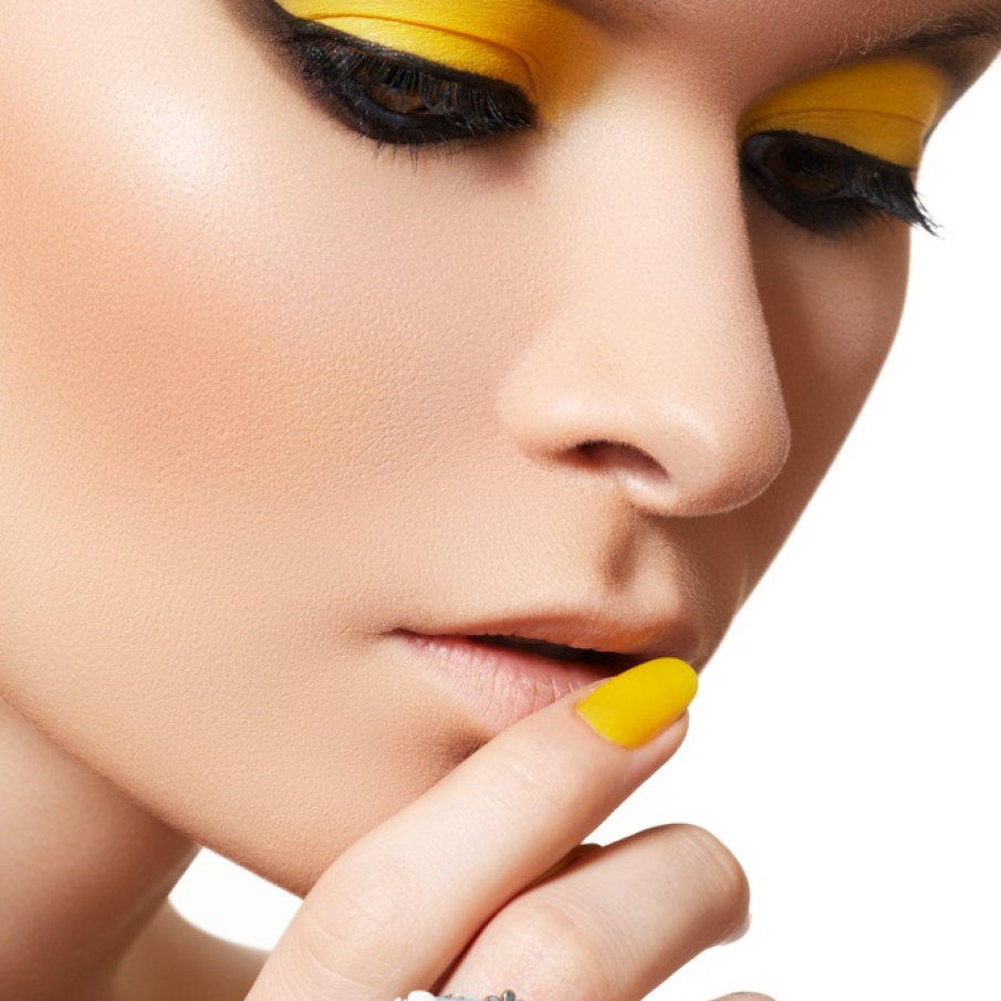 Smokey eyes cu baza de galben și maro, evidențiat de dungi negre de tuș 