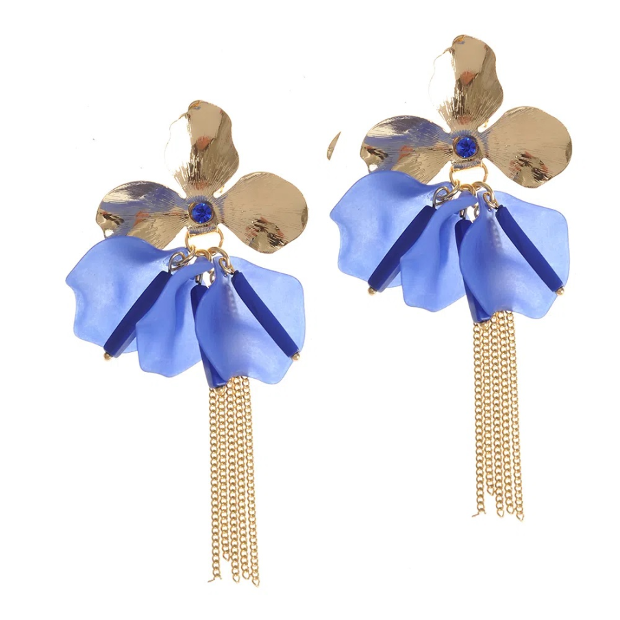 Cercei eleganți lungi de la Meli Melo, cu flori albastre ca element principal și lanțuri suspendate aurii 