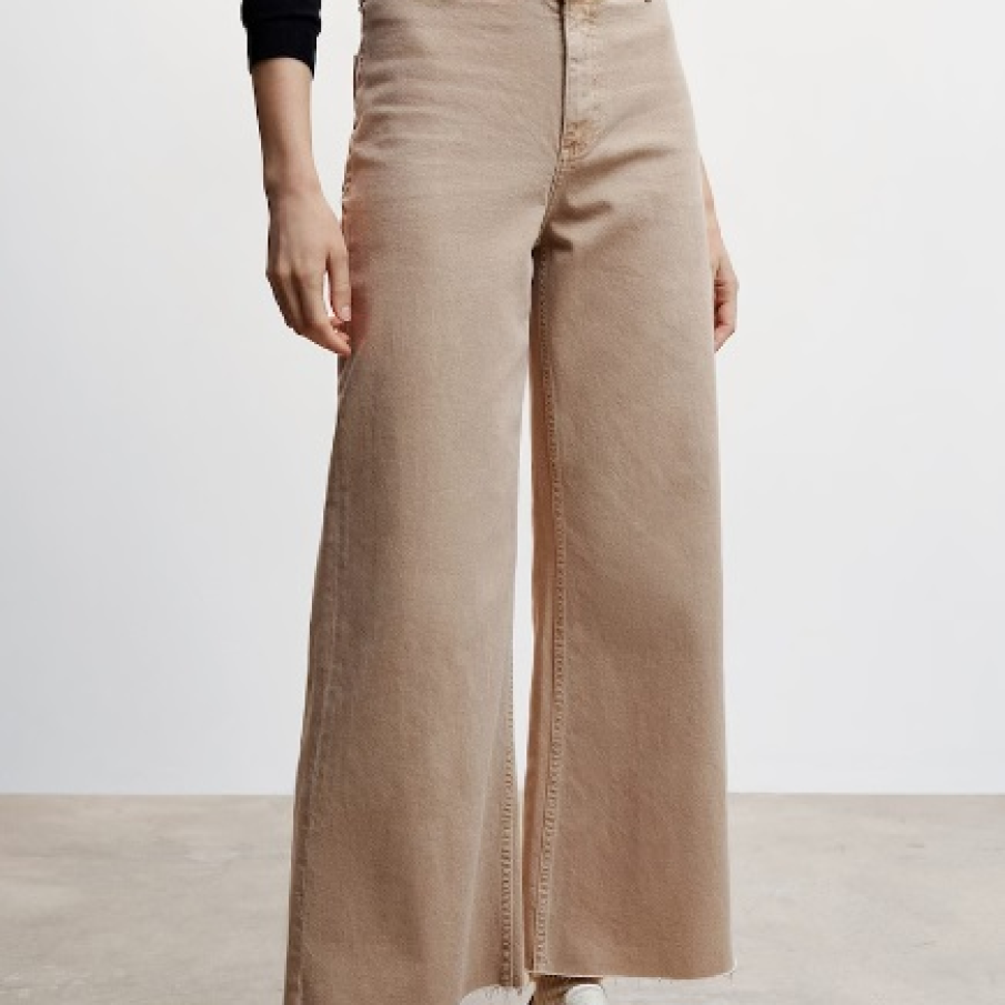 Blugi cu croială amplă de la Mango, în nuanță de maro nisipiu, perfecți pentru a fi purtați cu o pereche de pantofi sport, dar și cu pereche de încălțăminte cu toc subțire, stil kitten 