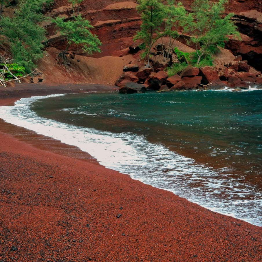 Plaja cu nisip roșu de pe insula Maui din Hawaii. Plaja Kaihalulu se numără printre puținele plaje cu nisip roșu din lume