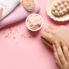 Răsfață-ți mâinile acasă! 4 scruburi naturale care le fac să arate cu 10 ani mai tinere