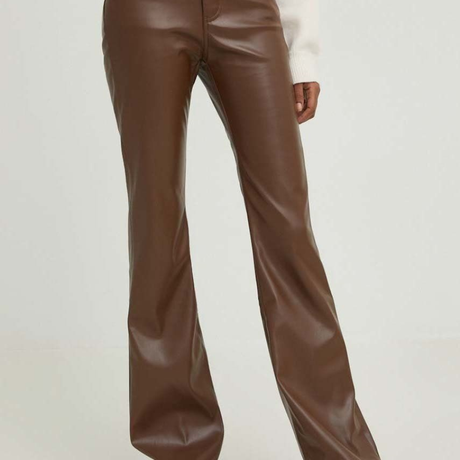 Pantaloni din imitație de piele în nuanță de maro ciocolatiu. Au talie înaltă și picior conic. 