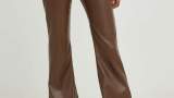Pantaloni din imitație de piele în nuanță de maro ciocolatiu. Au talie înaltă și picior conic. 