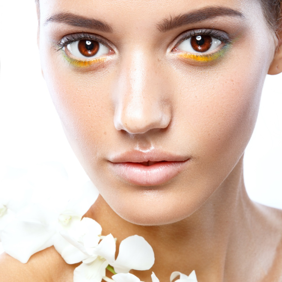 Accente de galben pe pleoapa inferioară a ochiului pentru o privire profundă și ispititoare 