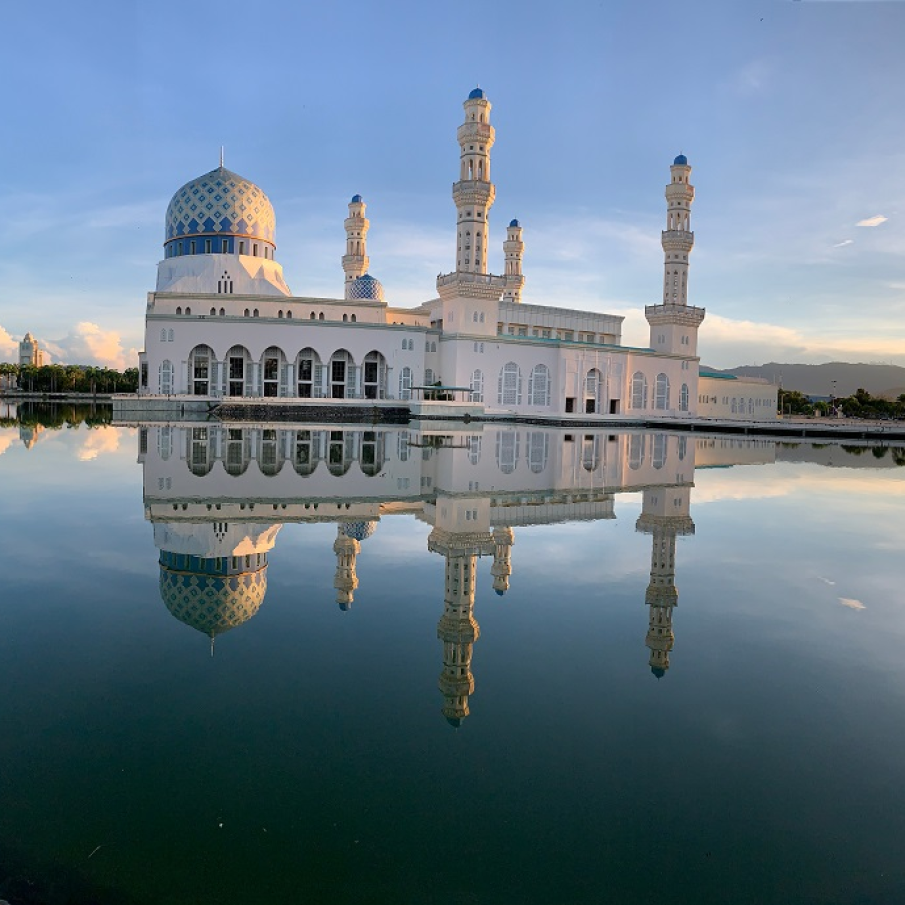 Clădire din orașul Kota Kinabalu (capitala Sabah), Malaezia, oglindită în apă la răsărit 