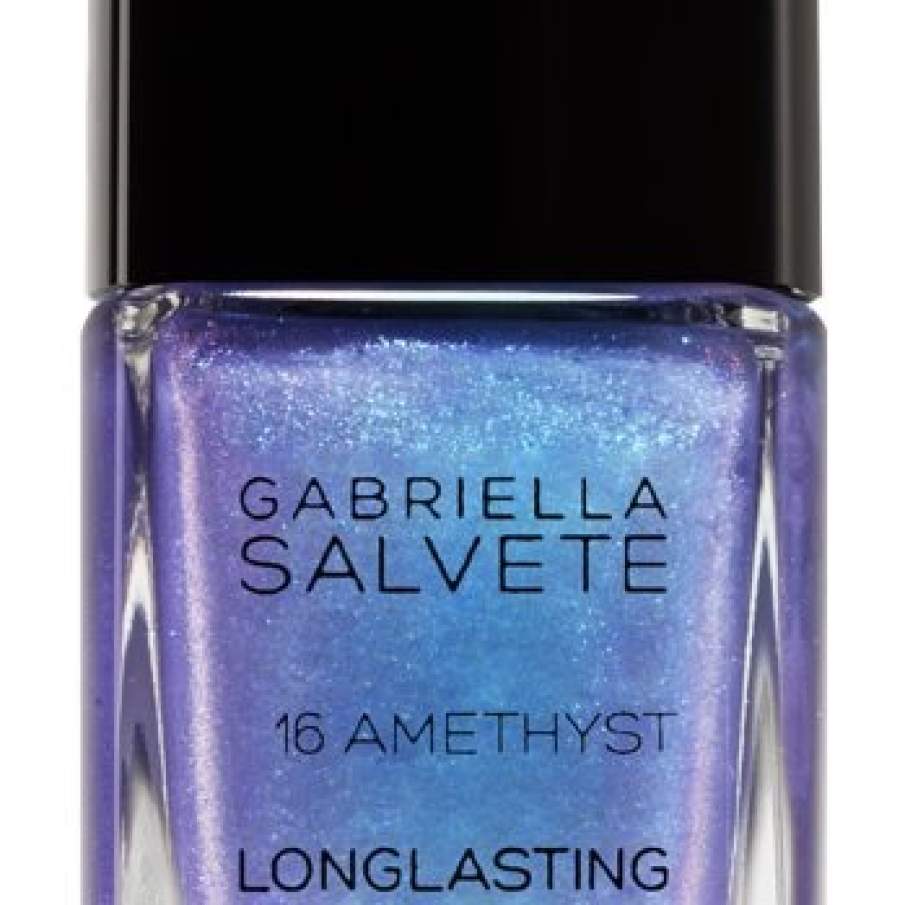 Nuanțele pastelate cu efecte multiple de strălucire, uneori reci și irizante sau chiar cu efect holografice, sunt și ele în tendințe în acest sezon.