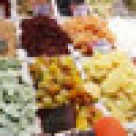 Pui pe pat de fructe uscate