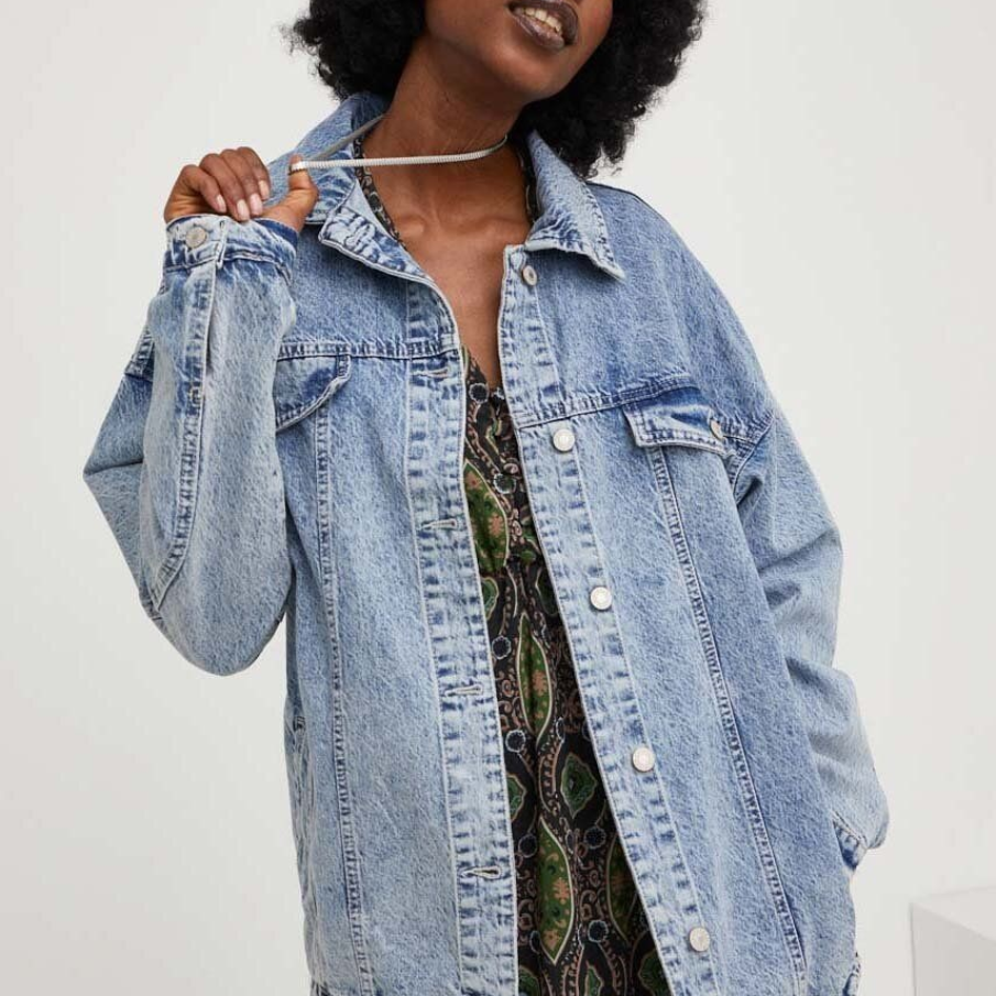 Geacă lejeră cu linia umerilor lăsată, buzunare decorative pe piept și două buzunare laterale 