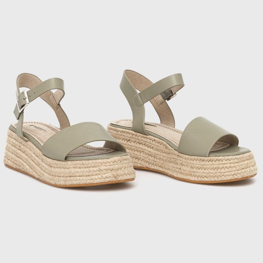 Sandale cu platformă și baretă stabilă care susține glezna în timpul mersului. Sunt confecționate din piele întoarsă.