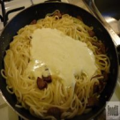 Paste in sos de smantana cu carnati 