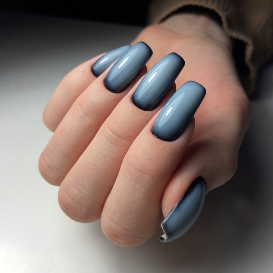 Manichiură simplă și spectaculoasă, în care efectul de spațiu este redat minunat de oja gri și neagră