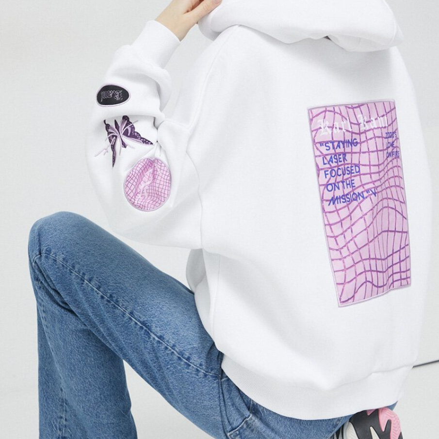 Bluză Karl Kani  cu glugă, cu imprimeu geometric și mesaj grafic pe spate 