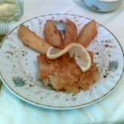 Cartofi fierti si inveliti in boia cu peste in fulgi de porumb si sos