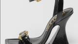 Sandale negre de piele ecologică, cu aspect lăcuit și toc evazat de la Versace Jeans Couture