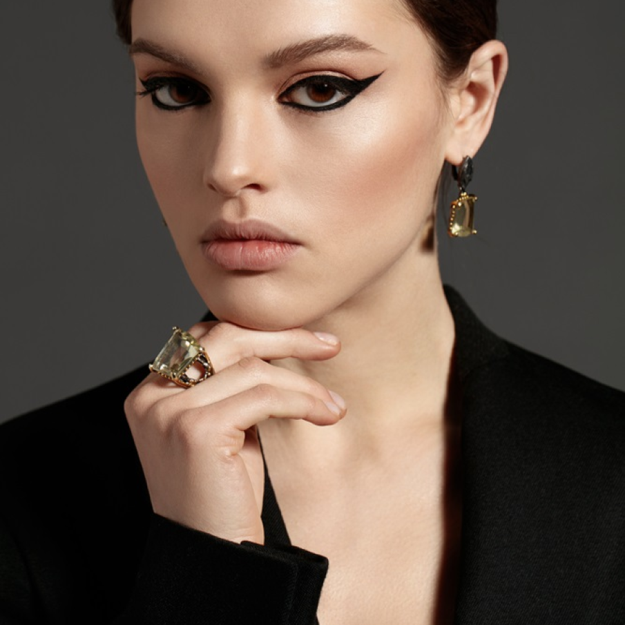 Fardurile nude combinate cu linii îndrăznețe și bine trasate de tuș negru creează un machiaj dramatic și de efect, perfect pentru ieșirile de seară