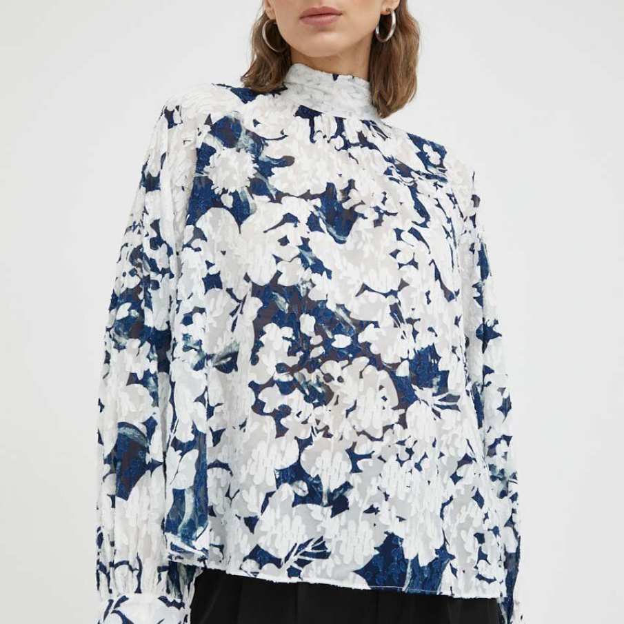 Bluză Samsoe Samsoe din material extrem de confortabil, respirabil, cu decolteu legat și un imprimeu floral superb