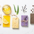 Săpunul anti-aging pentru față, făcut acasă: un ritual simplu de îngrijire conștientă și echilibru pentru piele