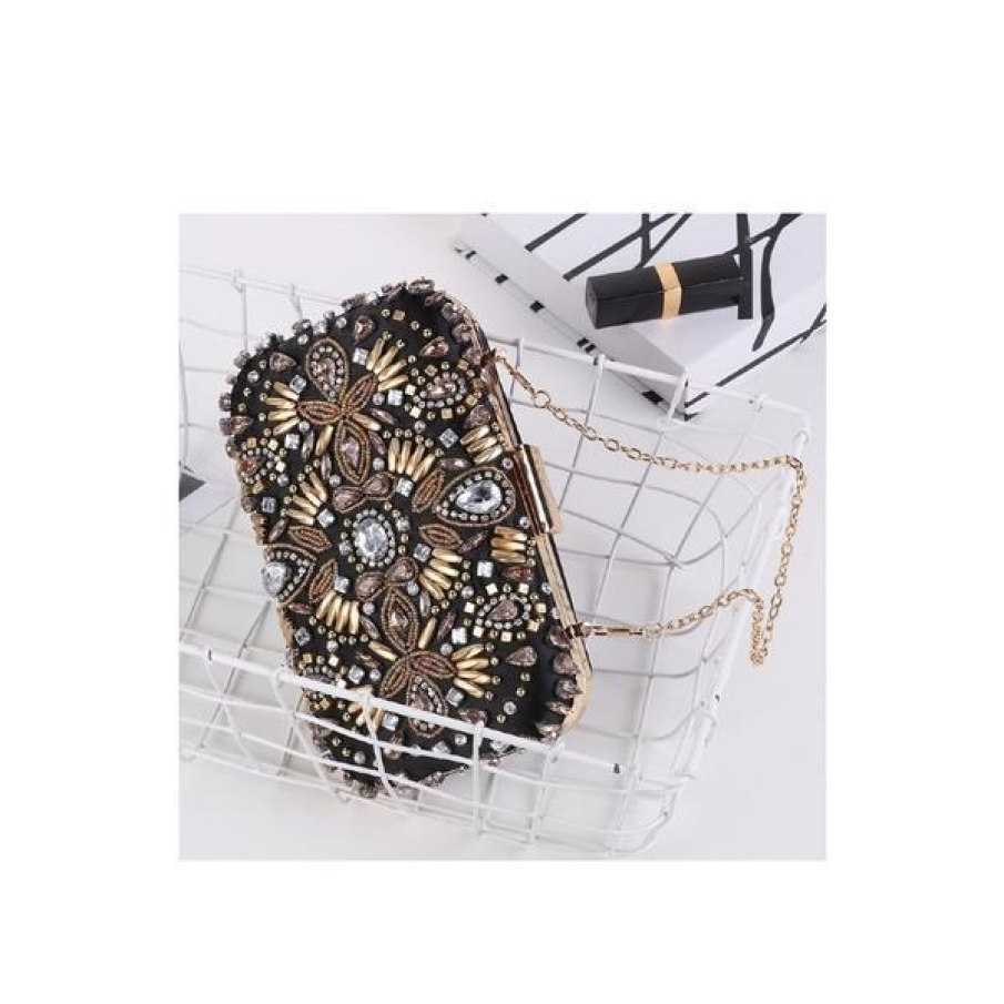 Geantă mică elegantă sub formă de clutch, decorată cu multe pietre decorative pentru un efect de opulență și glamour