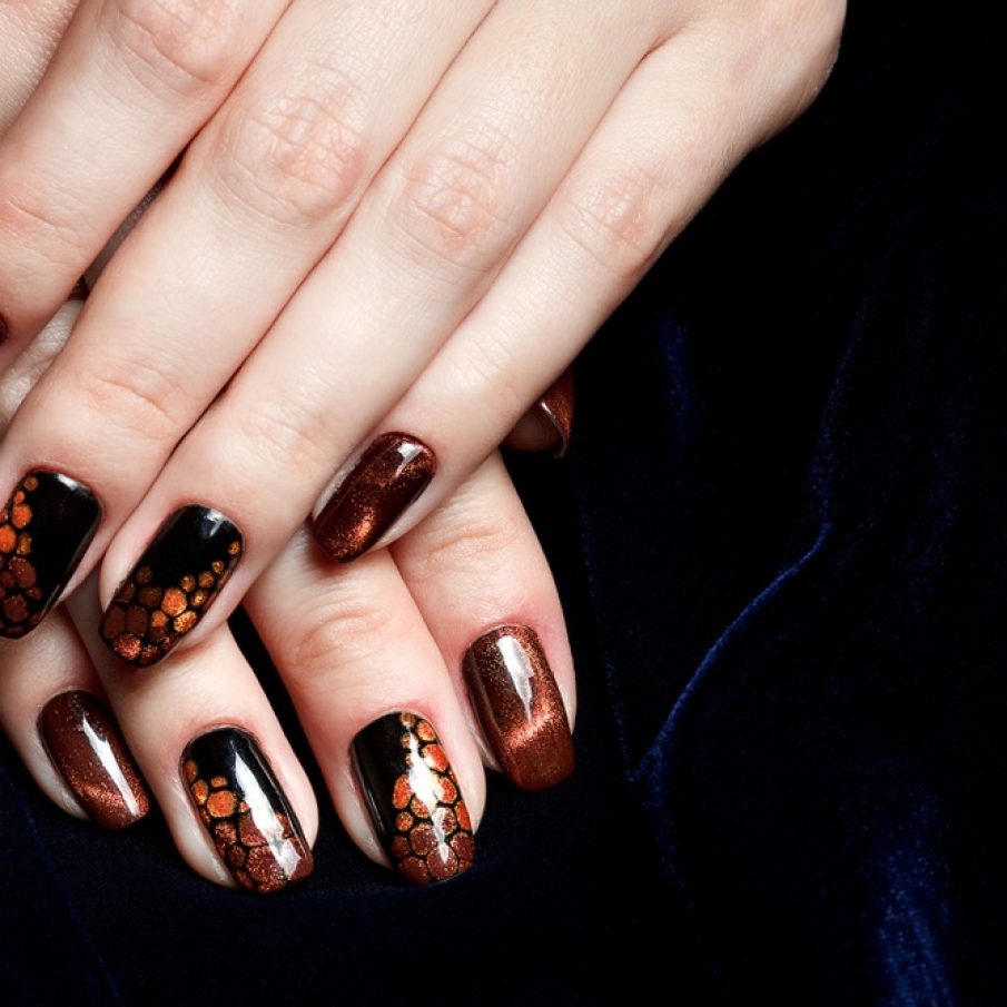 O manichiură care încearcă să surprindă particularitățile incredibile ale ochilor cafenii de pisică