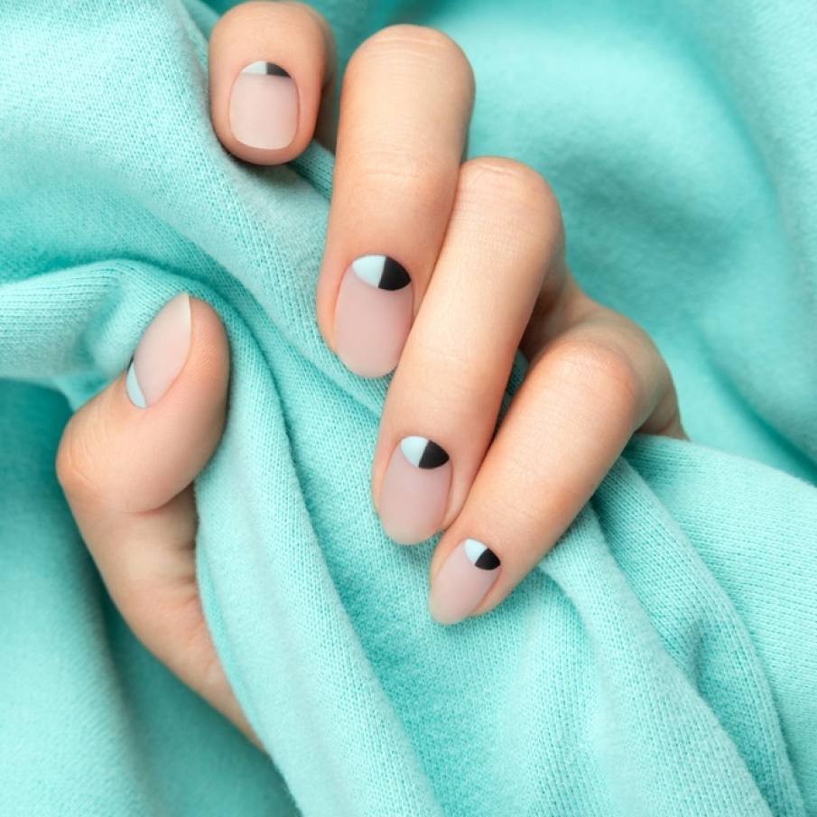 Manichiură nude mată cu accente de strălucire metalică reflectorizantă la baza unghiei 