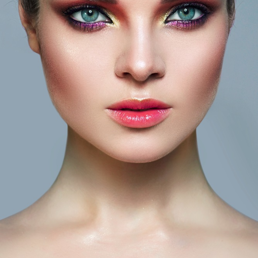 Tonuri de roz, roșu și accente de galben, dar și ochii evidențiați cu ajutorul dermatografului negru