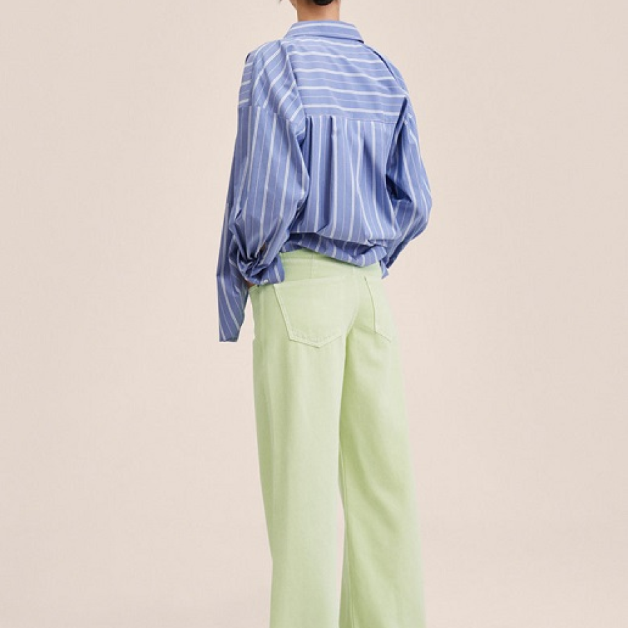 Blugi Mango cu talie joasă, în nuanță deschisă și fresh de verde lime, perfecți pentru vremea însorită. 