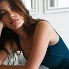 Calvin Klein lansează noi imagini cu Camila Morrone în Calvin Klein Jeans