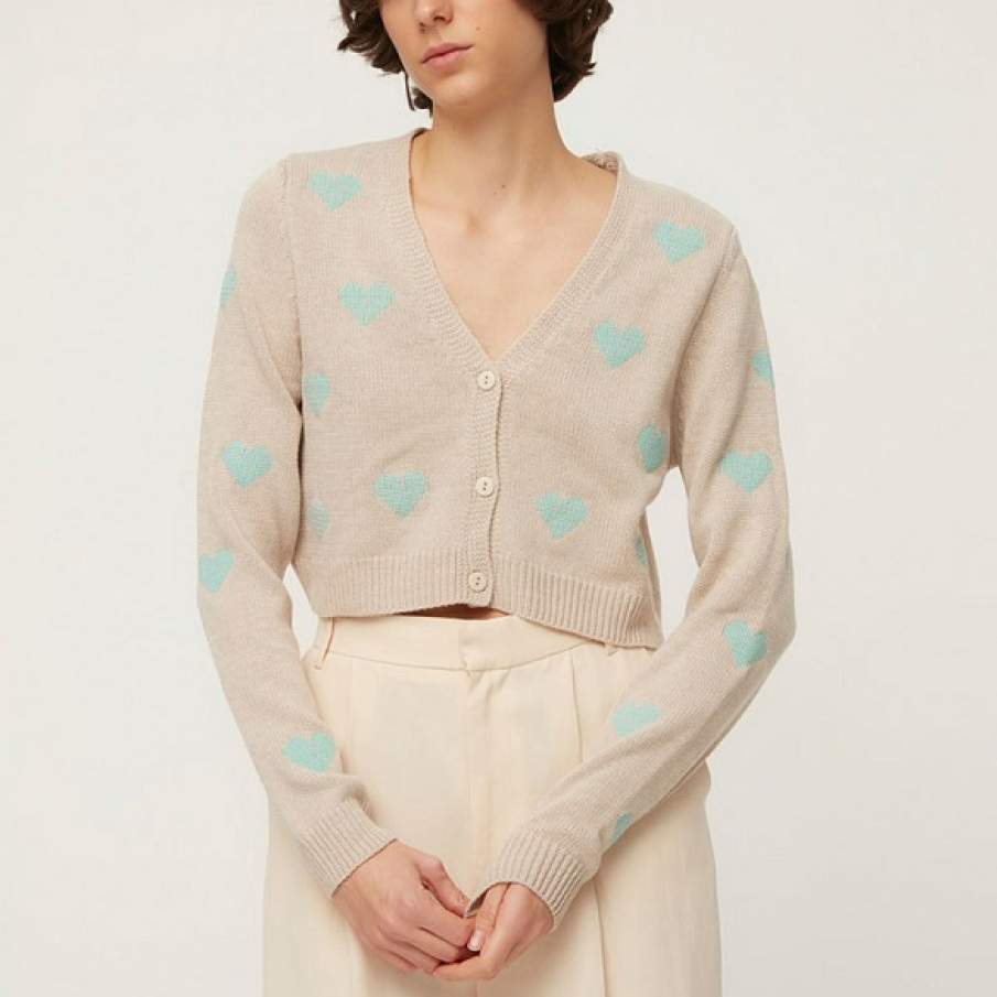 Cardigan scurt de la Trendyol, cu imprimeuri baby blue, perfect pentru a fi purtat cu pantaloni sau fustă cu talie înaltă