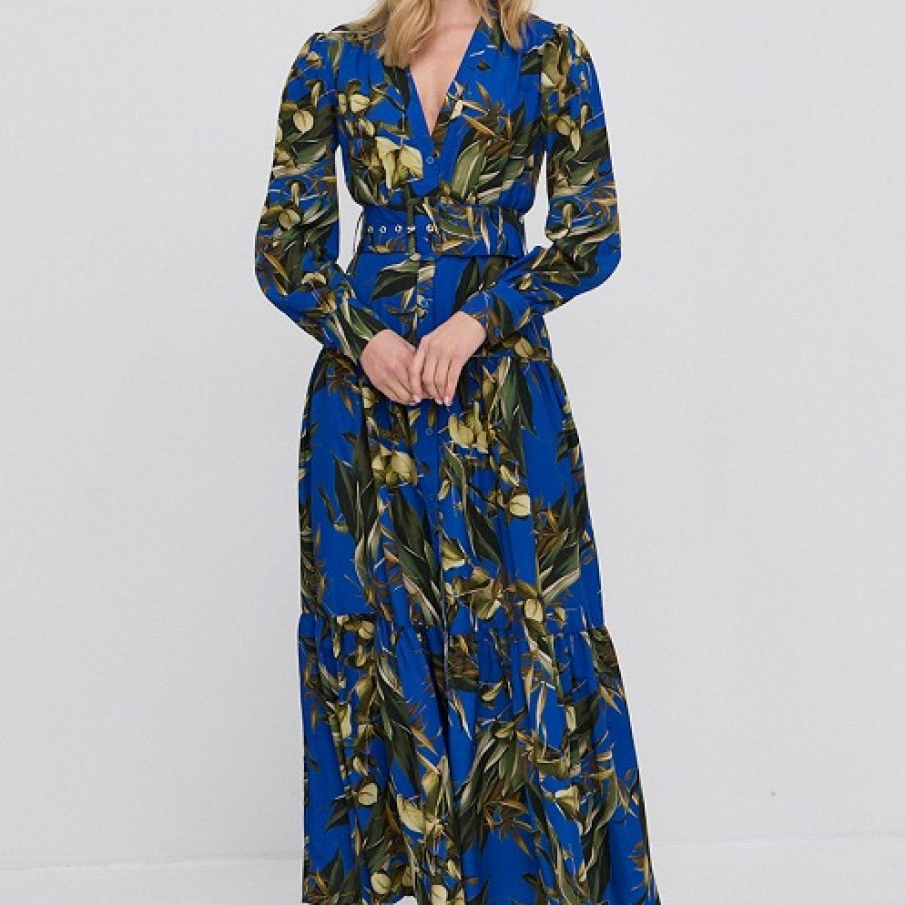 Rochie maxi evazată, într-un superb albastru marin profund, cu imprimeu floral verde cu crem. Talia este pusă în evidență prin intermediul unei curele din material textil. 