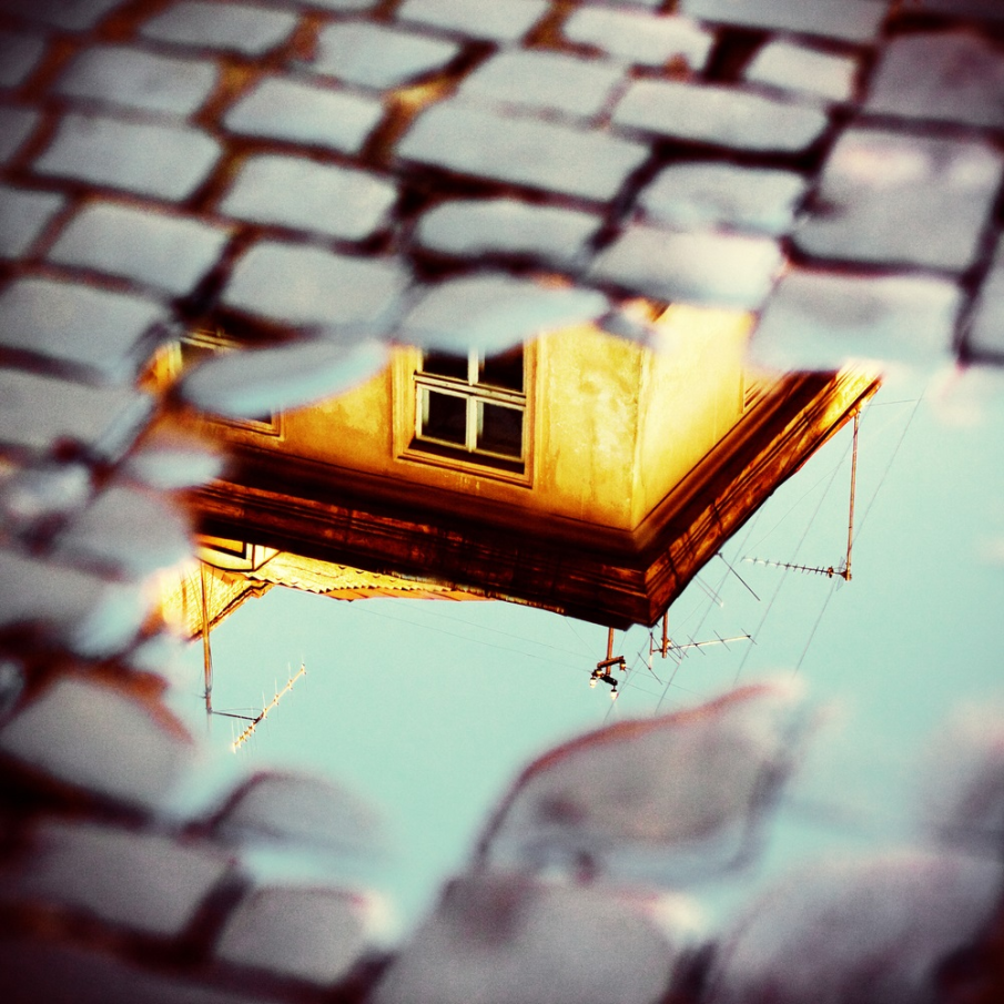 Peisaj de zi: reflexie a unui colt de casa intr-un colt de baltoaca