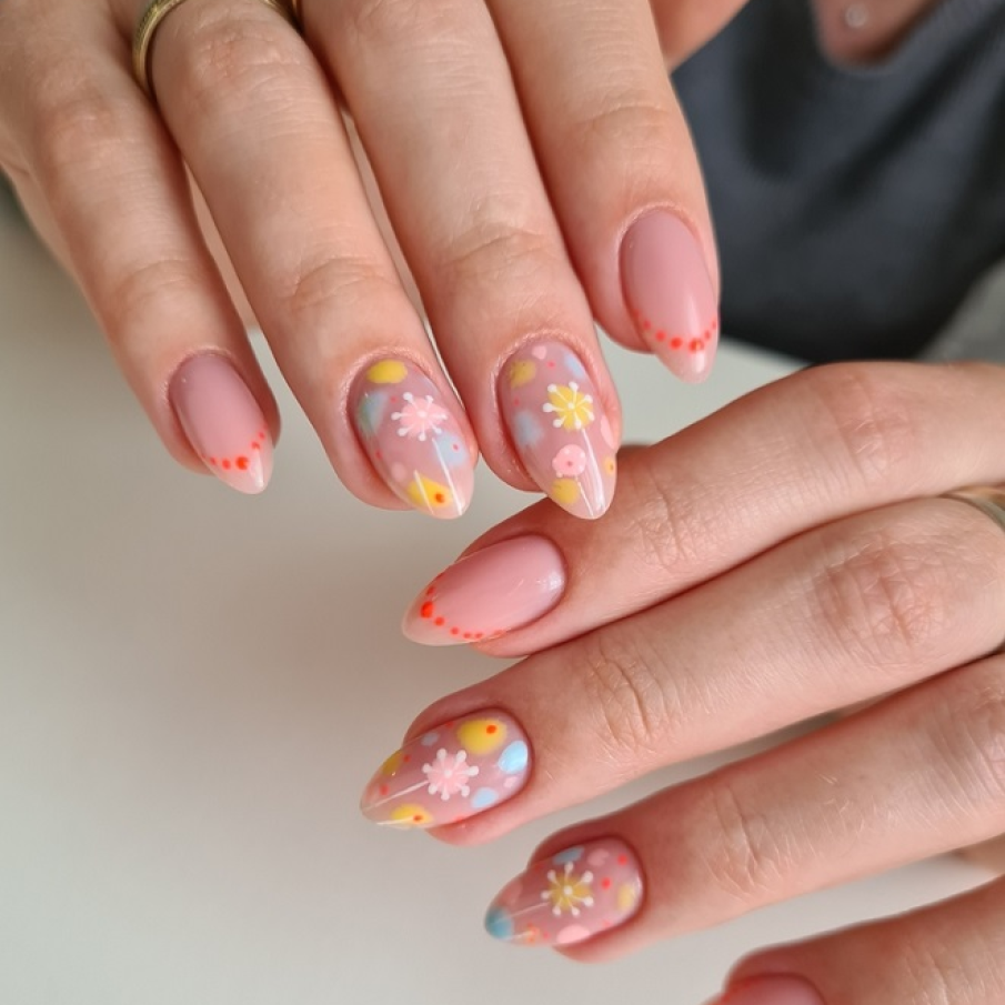 Artă pe unghii cu puncte și motive florale pastelate și gingașe 