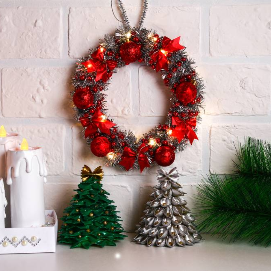 Coronita de Craciun DIY din beteala, margele rosii, fundite si globulete rosii