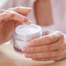 Cum îți hidratezi corect pielea și ce conțin cele mai bune creme hidratante?