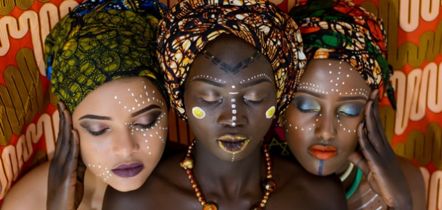 Intr-o incapere se afla 1 bunica, 2 mame si 2 fiice. Cate persoane sunt in incapere?